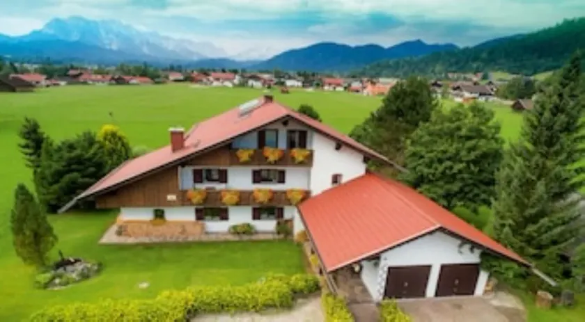 Surrounded by meadows, panoramic view, sunny balconies, quiet central location - Image 1