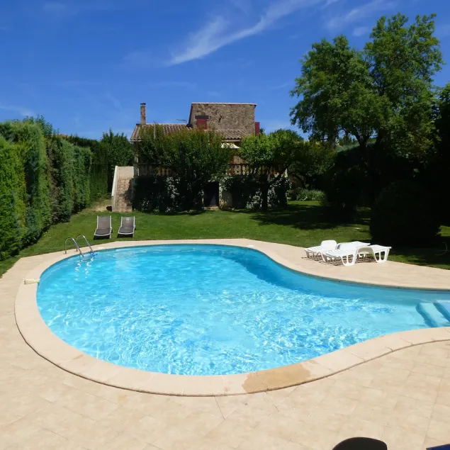 Fristående villa med stor trädgård och pool - Image 1