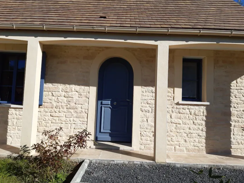 Maison avec exterieur arboré - Image 1
