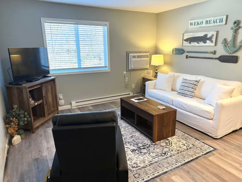 Lakeside Serenity: Charming One-Bedroom Villa - Image 1