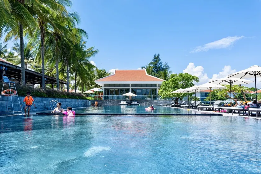 On sale! Serene retreat beachside 3 BR villa w/ workspace and bathtubs - Image 1
