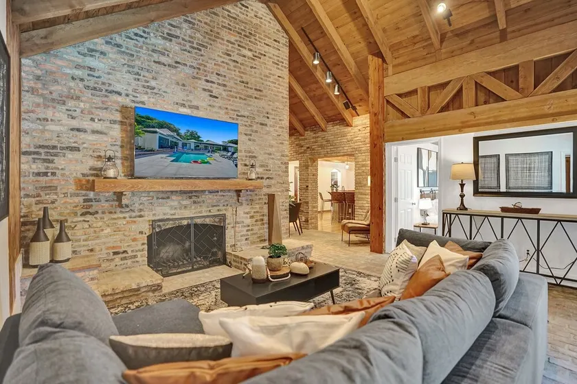 8BR Gem With Pool, Lake View & Tons of Amenities! - Image 1
