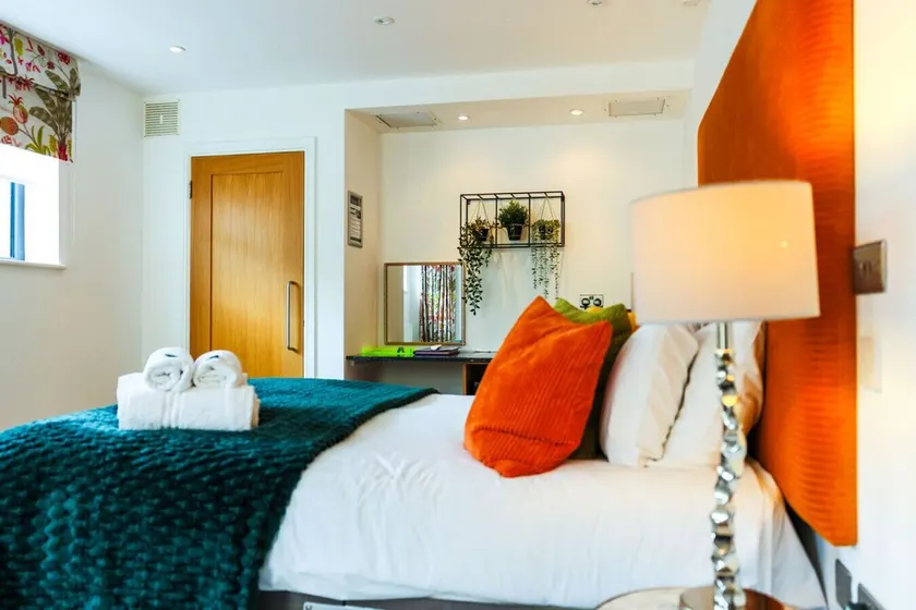 Charming double room courtyard view - Image 1