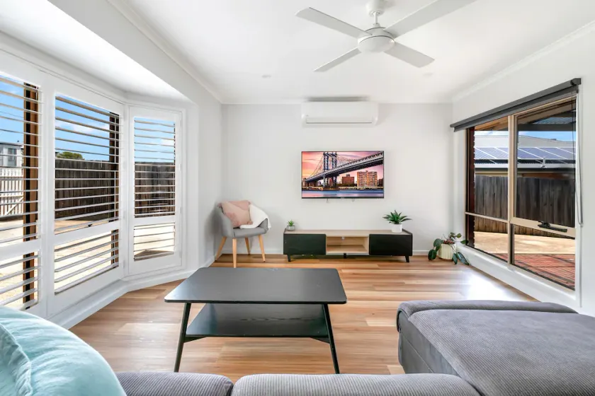 Pet Friendly 3 bedroom house with large backyard - Image 1
