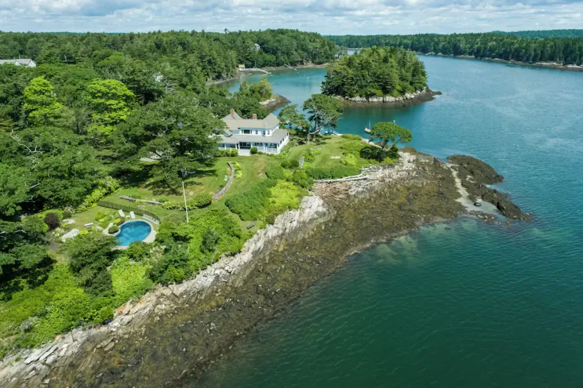 Classic Maine cottage set on its own peninsula with stunning views - Image 1
