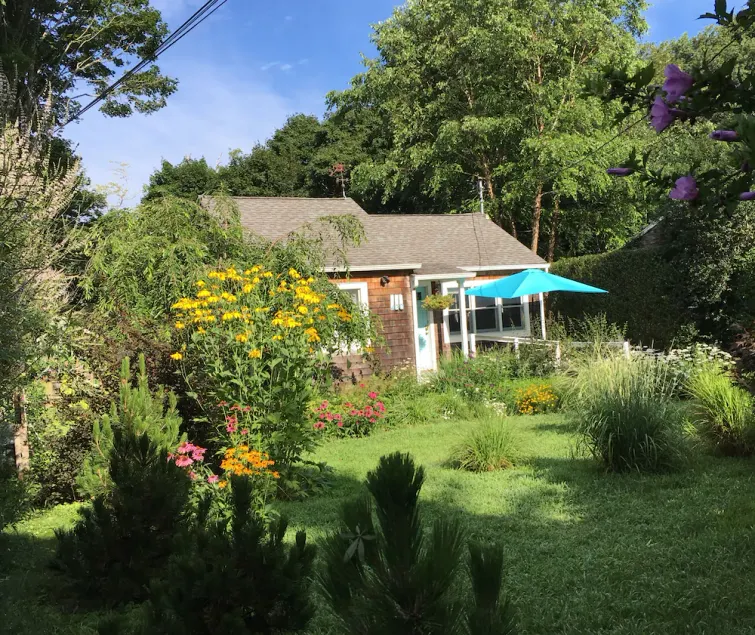 Sweet Southold Beach Cottage<br>North Fork Bay View Rénové avec goût - Image 1