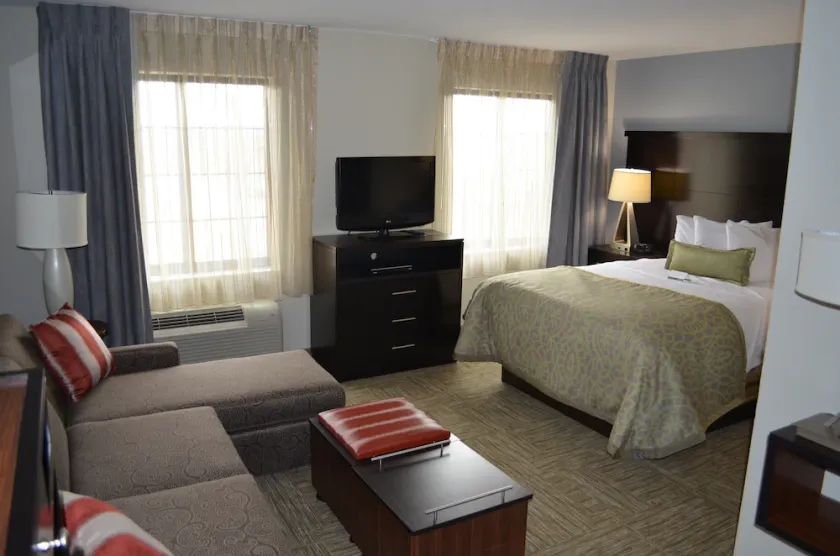 Queen Studio Suite | Free Breakfast, Pool & Gym - Image 1