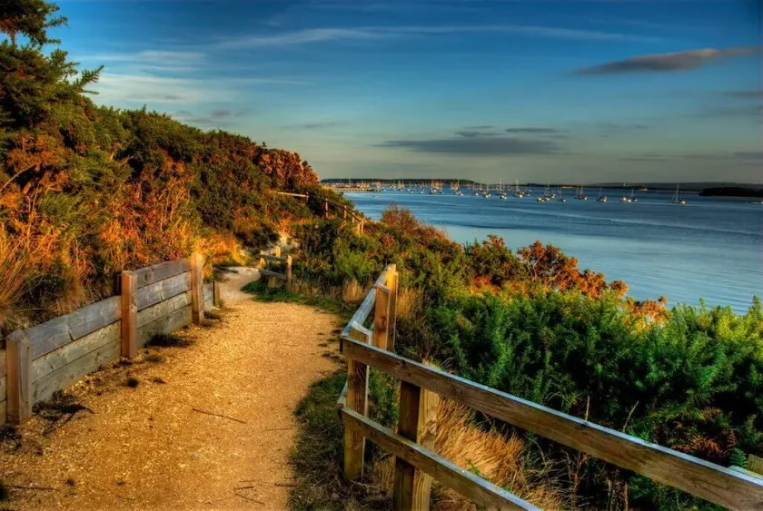 Spacious 2-Bed 2-Bath Apartment with Free Parking - Central Poole - Image 1
