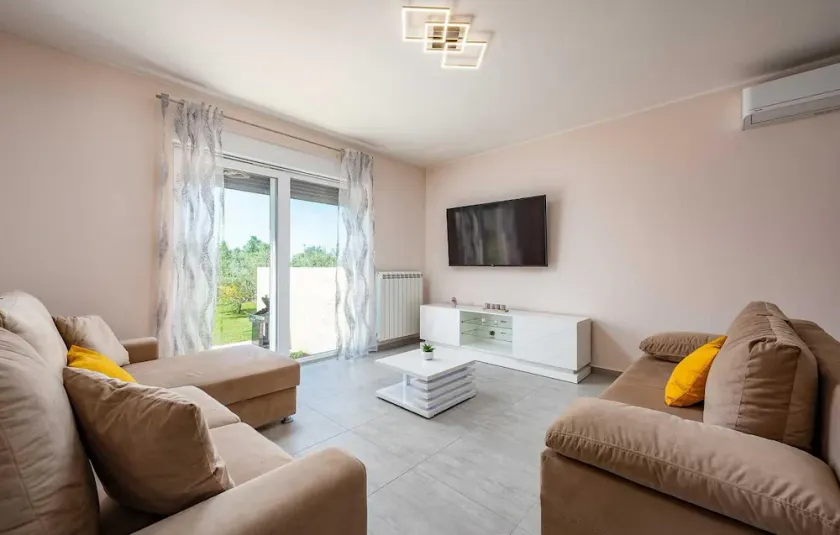 House Nicol - Image 1
