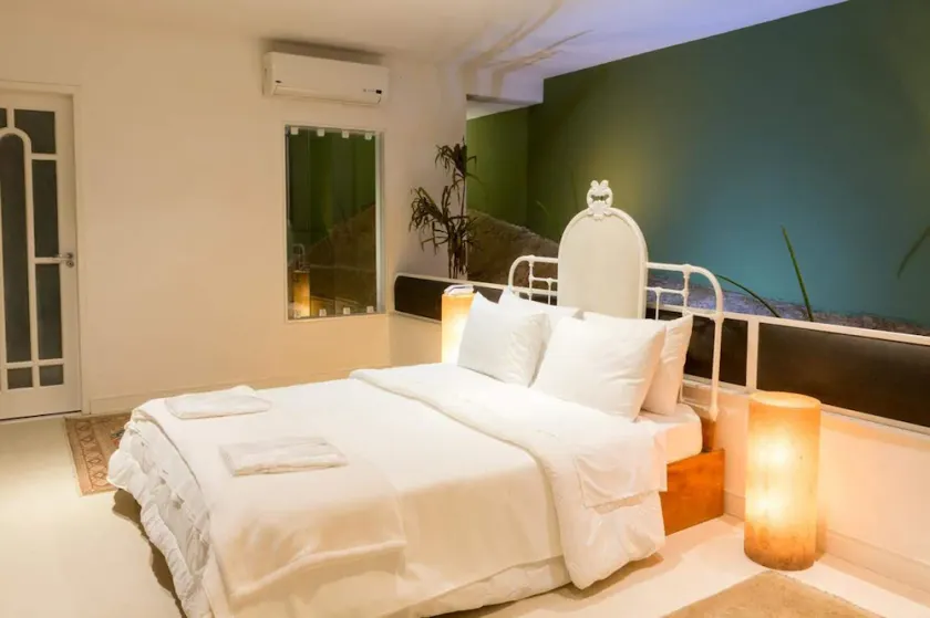 Deluxe double suite with walk-in closet - Image 1