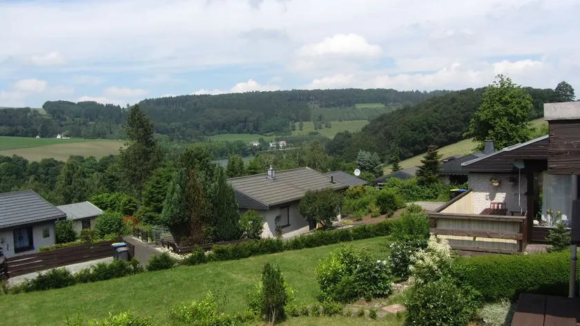 Treat yourself to rest and relaxation in the beautiful Sauerland directly on the lake. - Image 1