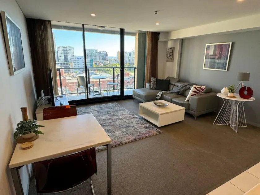 Amazing City Skyline Apartment near Convention Centre - Pool Gym Sauna - Image 1