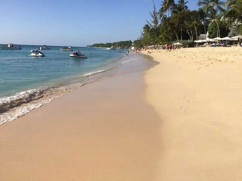Villa, 4 camas, 3 banheiros, 1 minuto da praia de carro ou passeio de 10 minutos - Image 1