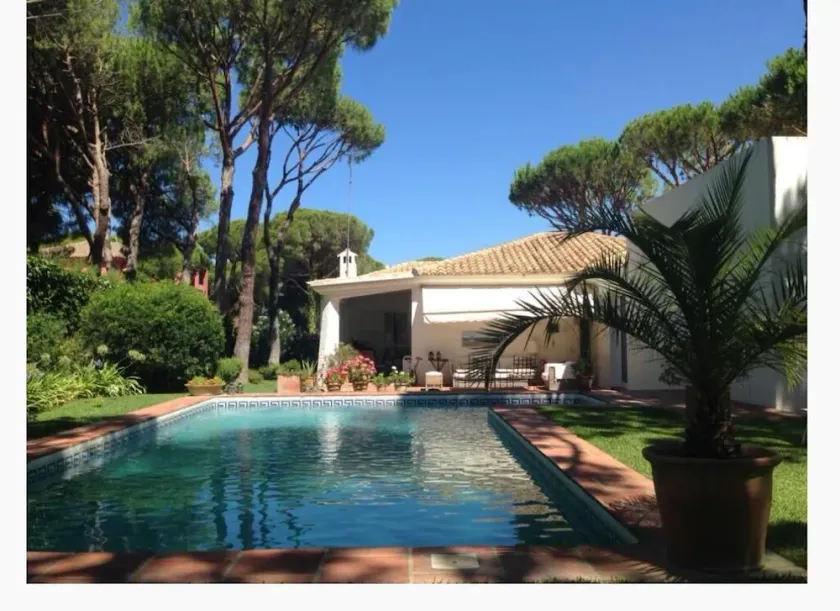 Villa with a private pool and two porches, 600 m from the beach in Pinar de Costa - Image 1