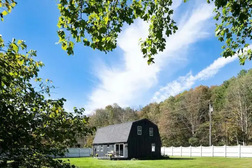 Renovated 4 BR 3 BA Barn; 30 mins to Hudson, 15 mins to the Berkshires! - Image 1