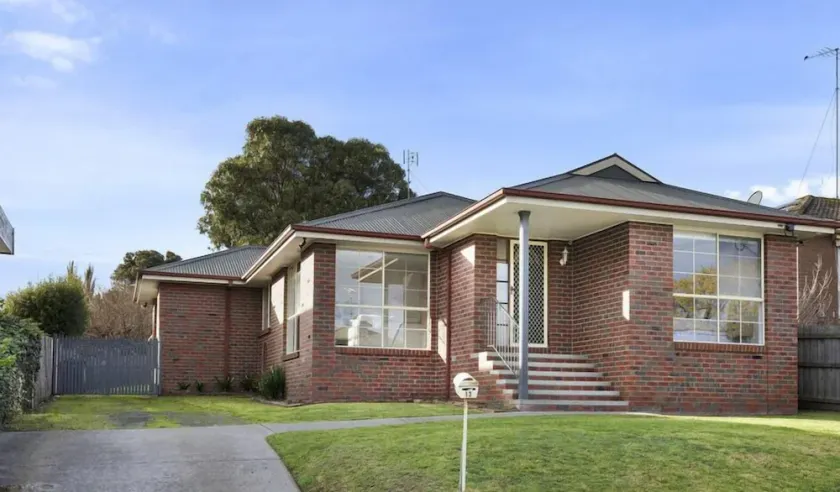 Beautiful 3 bedroom house with Corio Bay view at heart of Clifton Springs - Image 1