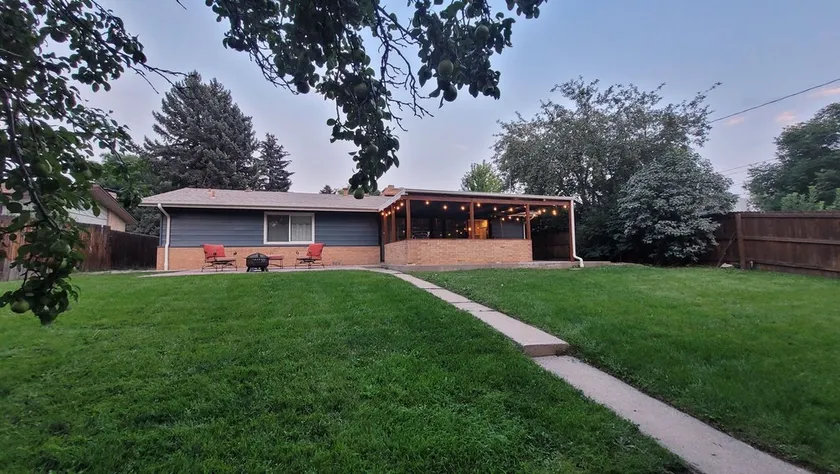 ♡Denver-Central: Cozy Bungalow w/ dual fireplace, open kitchen & private yard - Image 1
