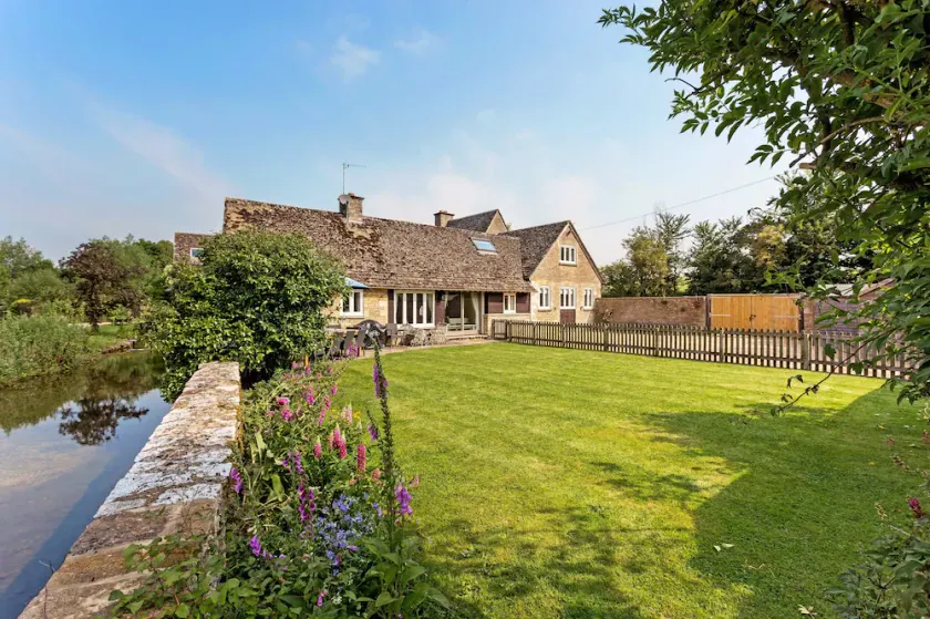 6 Bed, 4 Bath House in the Cotswolds with Wood Fired Hot Tub. Sleeps 11-14 - Image 1
