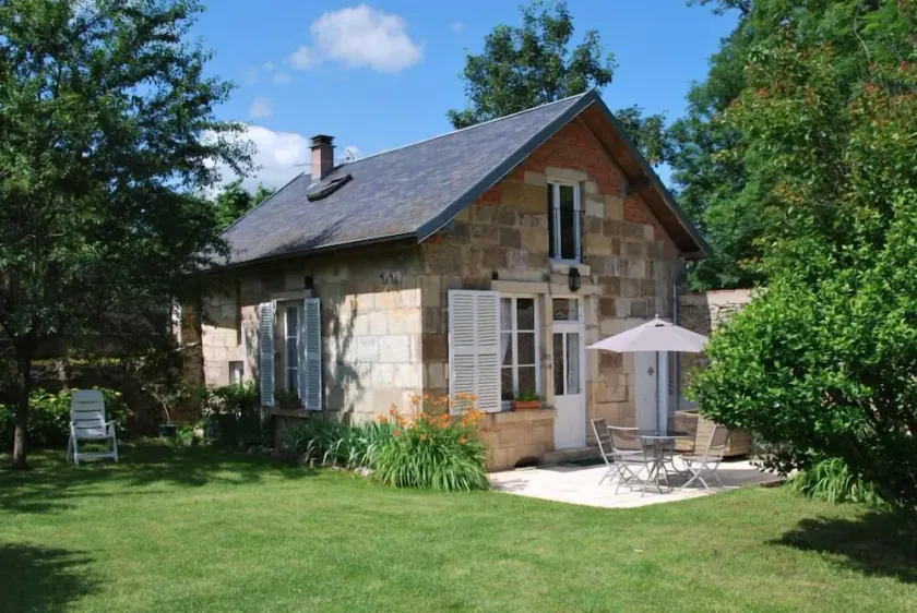 Hus med have, i middelalderbyen, Bourgogne - Image 1