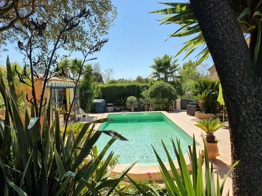 Mas provencal, with swimming pool, pool house, near the sea, trade - Image 1
