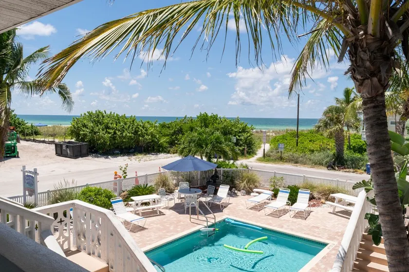 Auf der anderen Straßenseite vom Strand mit Pool - Image 1