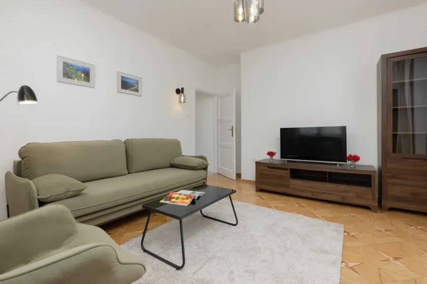 Bright Apartment for 4 People | Near the Park & Underground Station - Image 1