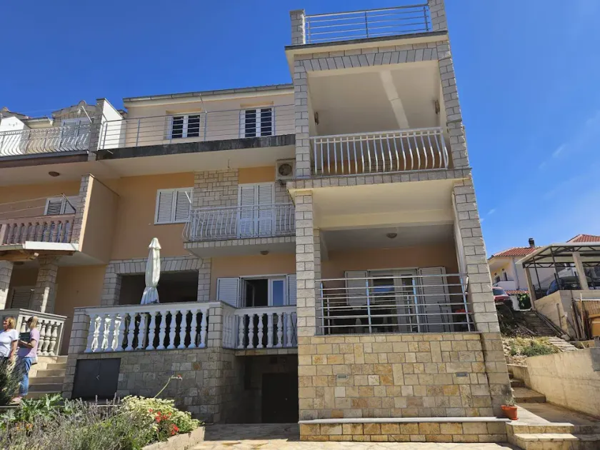 Apartment in the coastal town of Grebastica - Image 1