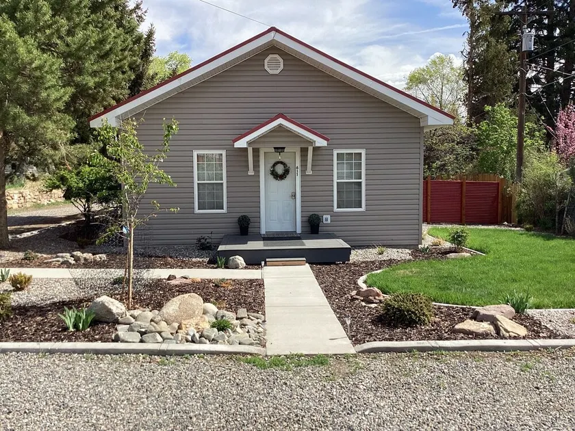 Fully renovated cozy home in the heart of Salmon! No cleaning fees! - Image 1