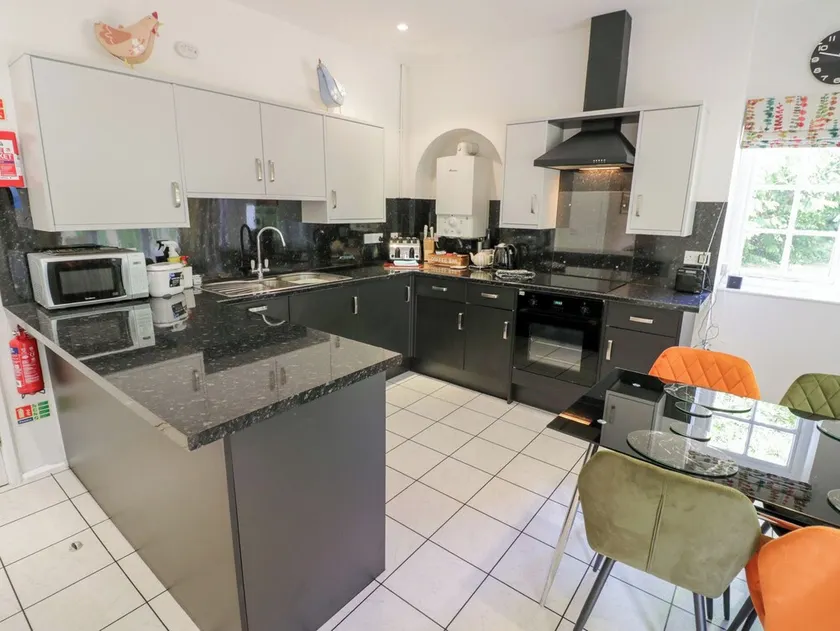 Raglan Lodge - Image 1
