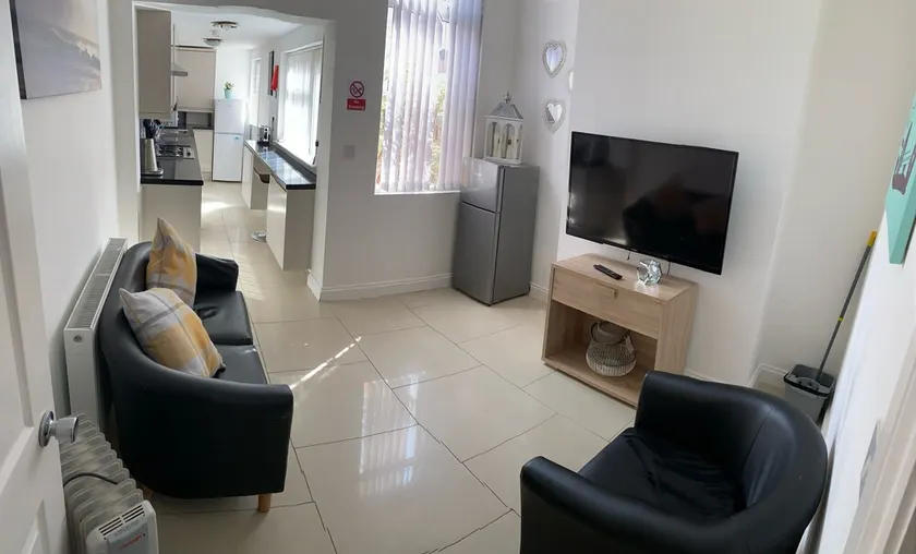 Modern 4 bed, 3 bath house located in Coventry City Centre - Image 1