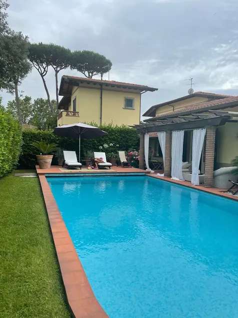 Exklusiv villa med pool - Image 1