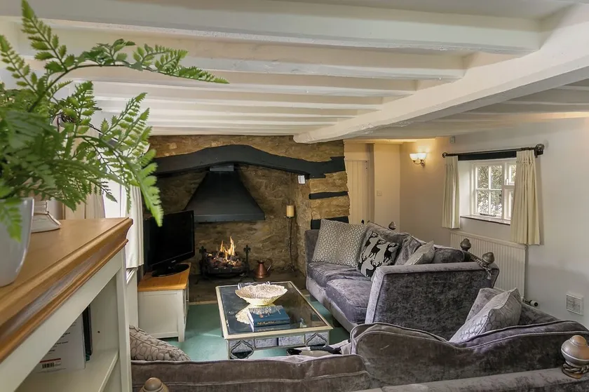 Lovely 5BD Home with Cinema & Games Room - Image 1