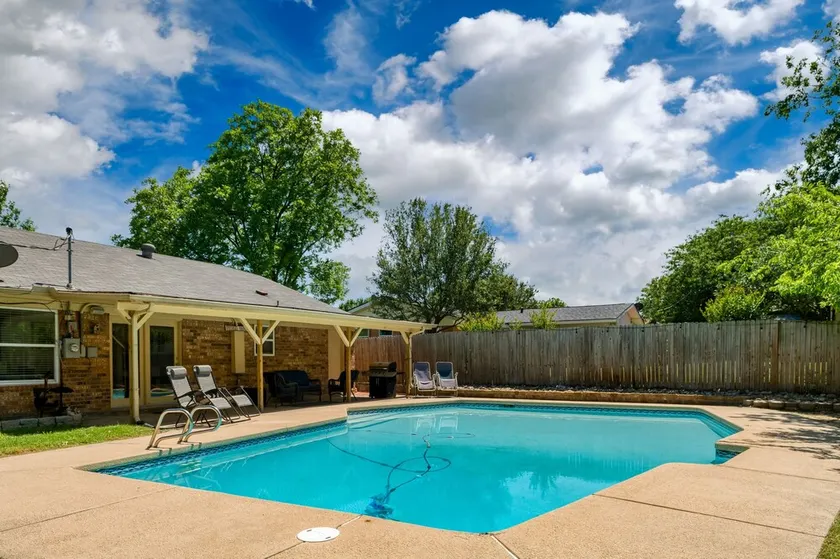 Saltwater pool, theater room, game room, 3 bed 2 bath. Quite safe neighborhood.  - Image 1