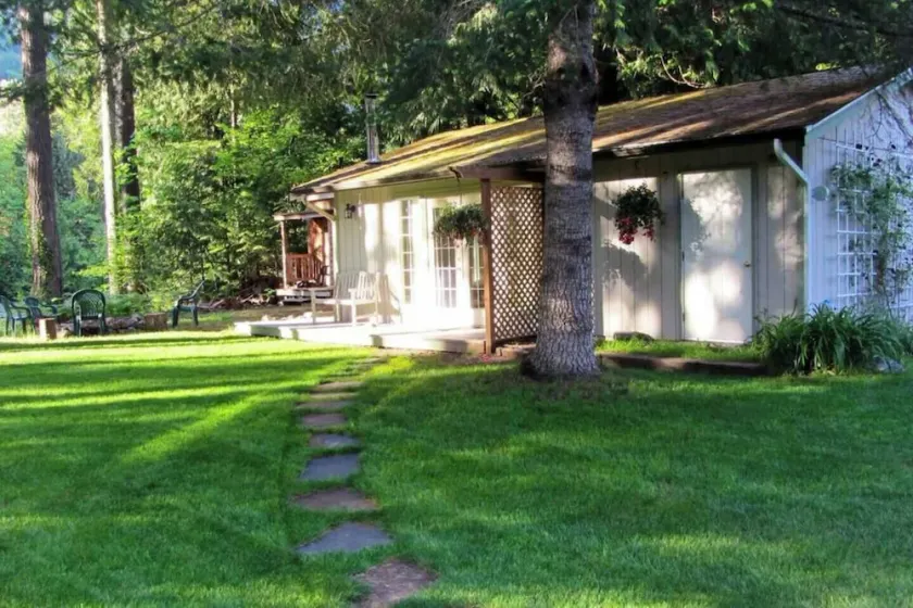 Cottage Located Directly On The River - Image 1