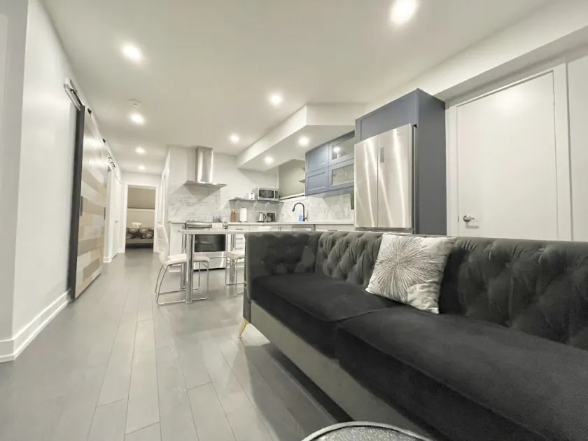 New Private Entrance Bright Boutique 1 Bedroom Suite with Patio - Image 1