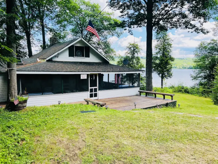 Lakefront Cottage på South Bay of Lake Memphremagog - Image 1