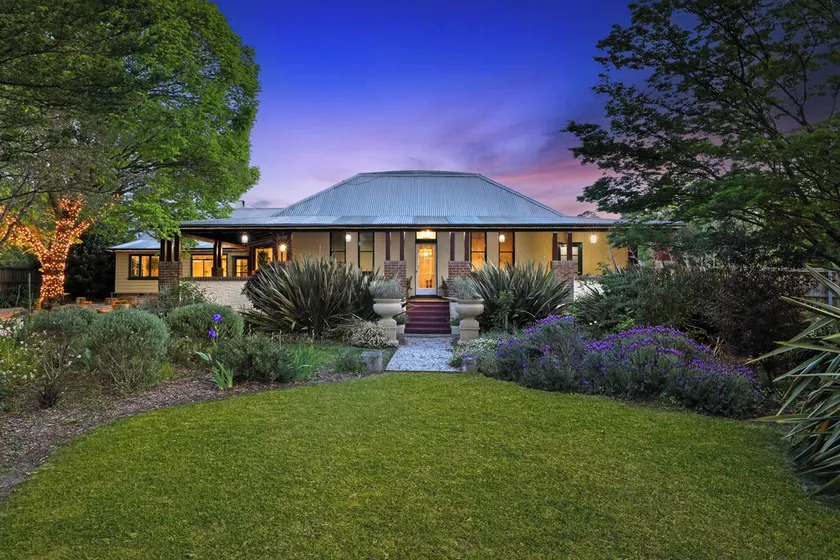 Guesthouse southern highlands sleeps 40 with functions up to 60 in large grounds - Image 1