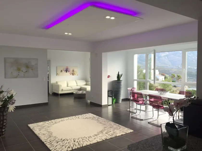 Villa moderne avec des vues fantastiques et le coucher du soleil sur la mer - Image 1