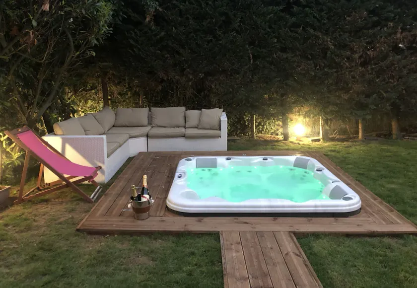 La maison penchée avec jacuzzi privé - Image 1