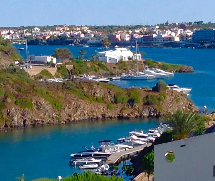 Belle, spacieuse villa avec vue sur la piscine chauffée et de superbes de Mahon Harbour - Image 1