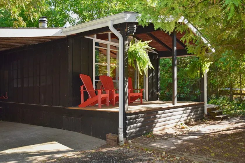 Charming 4-bed cottage by Lake Huron's sunsets. - Image 1