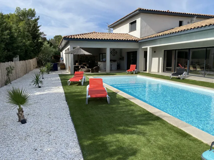 Villa with spa pool petanque court - Image 1
