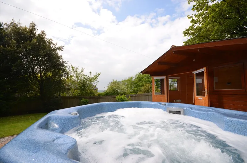 Pretty, Romantic Cornish Cottage with Hot Tub & Sauna near the Beach - Image 1