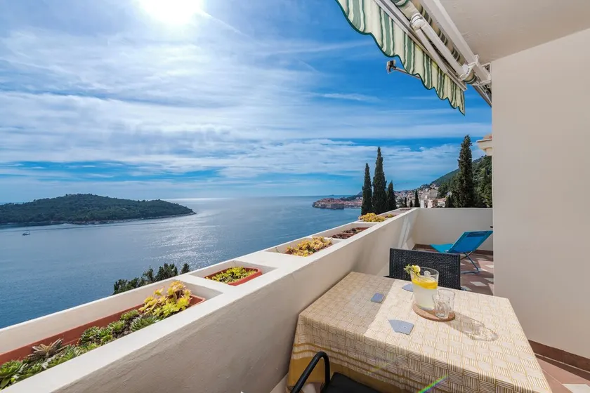 Golden Cove Apartment - Image 1