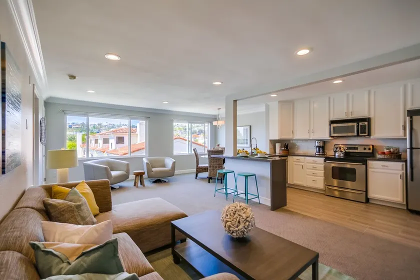 STUNNING TOP LEVEL END UNIT 3 BLOCKS TO OCEAN VIEW - Image 1