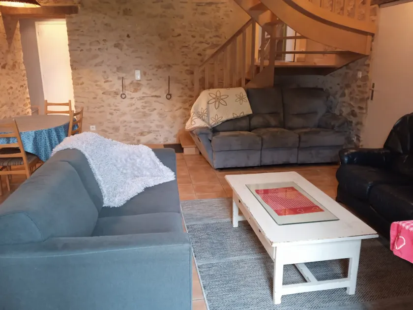 Dans une Superbe Demeure en Pierre LE Logis - Image 1