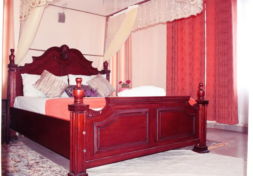 This light filled appartment is , spacious, cosy and  feels more like home. - Image 1