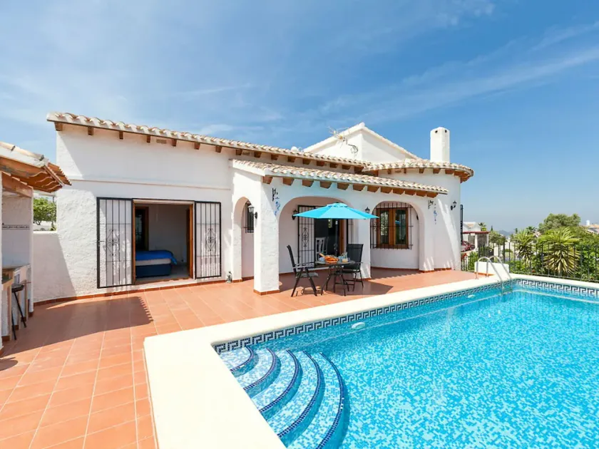 Schönes alleinstehendes Ferienhaus mit privatem Pool, Klimaanlage,  W-LAN, TV und Terrasse - Image 1