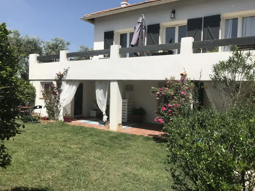 Pretty dependent room in house with garden - Image 1