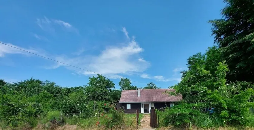 Get away from stress and enjoy peace in a wooden house surrounded by nature. - Image 1